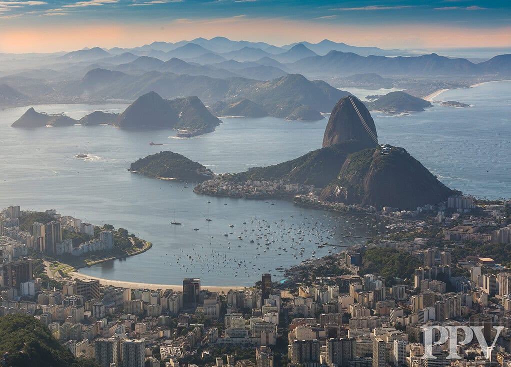 Paisaje de Río de Janeiro con montañas y playa, vista aérea del mar, ciudad y naturaleza en Brasil, enfoque en soluciones tecnológicas y digitales para optimizar negocios y procesos empresariales en Soluciones AIT.
