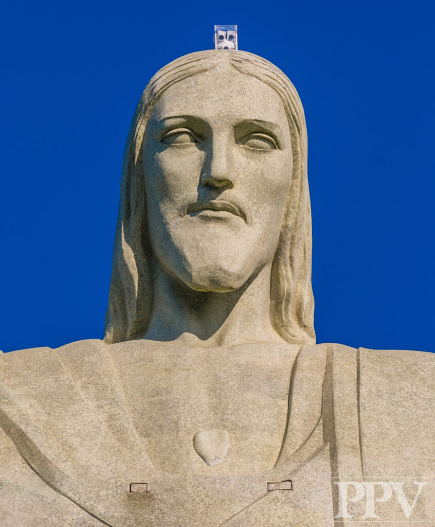 Estatua de Jesús Cristo Redentor en Río de Janeiro, símbolo mundial de paz y cultura, con un cielo azul brillante de fondo.