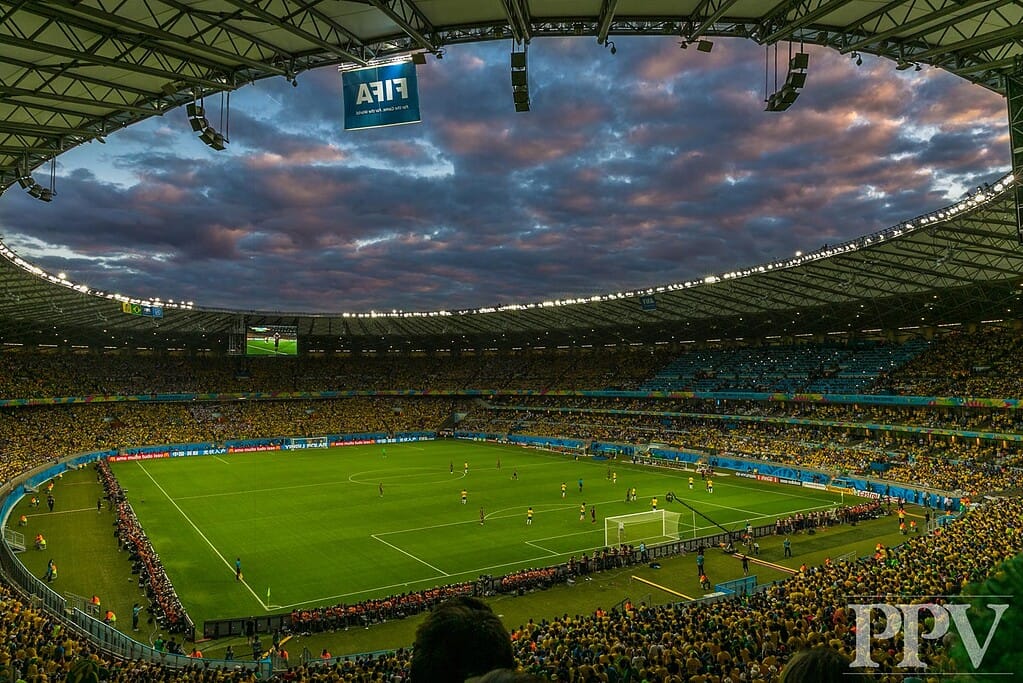 Futbol en estadio durante partido en un evento deportivo de gran escala.