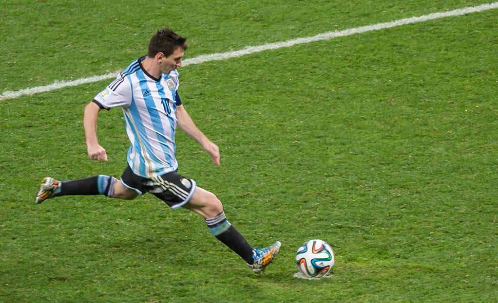 Disfruta la pasión del fútbol argentino con soluciones de tecnología avanzada para estadios y eventos deportivos en Soluciones AIT, líder en innovación y seguridad.